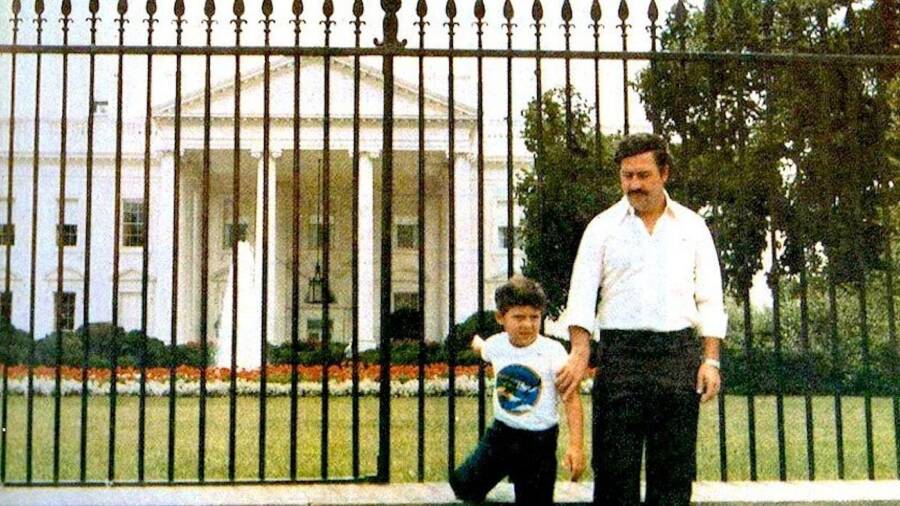 Pablo Escobar standing with his son Juan Pablo in front of the White House North Portico in 1981